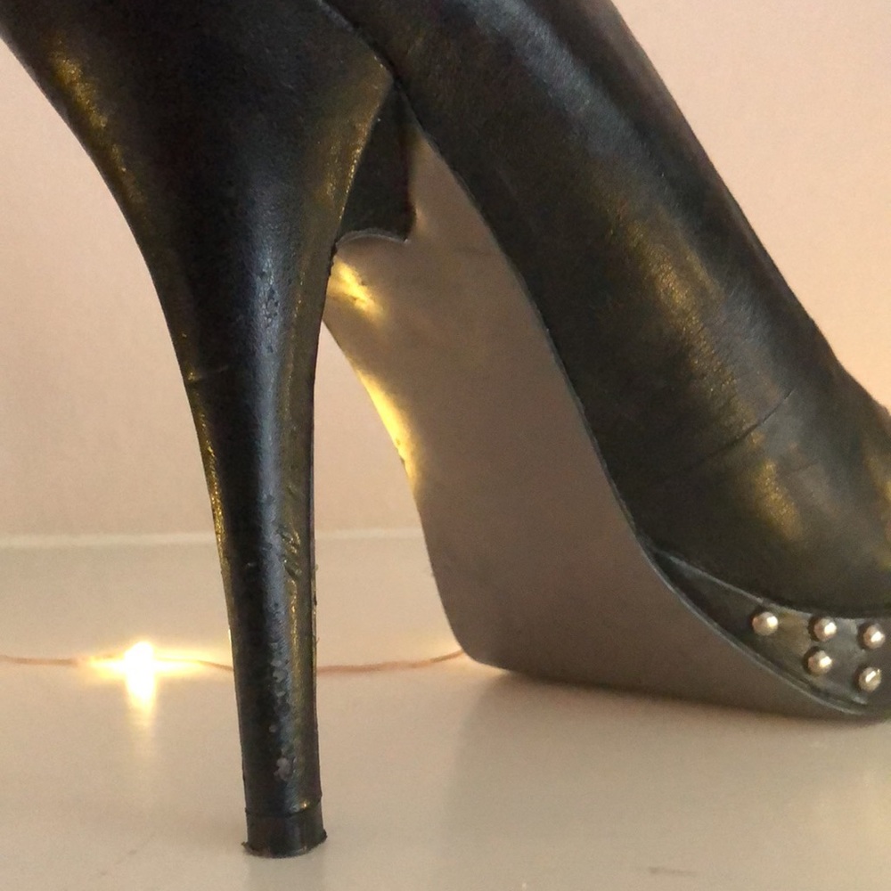 Steve Madden black 4 in pump with riveting detail. - Picture 8 of 9